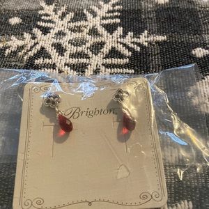 Brand new ear rings never been worn ,Got as a gift 🎁 I don't wear ear rings